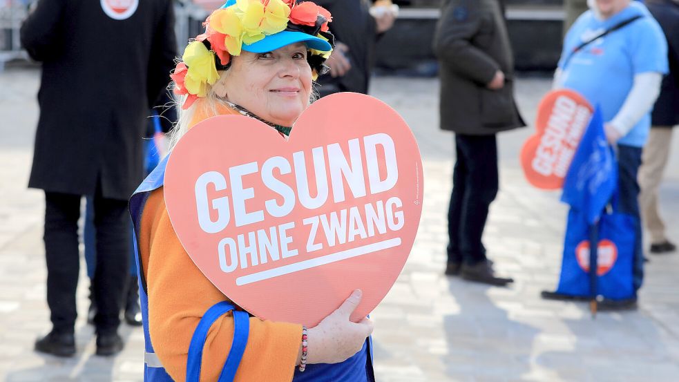 Auf der Magdeburger Demo kamen Impfgegner, Corona-Skeptiker und AfD-Anhänger zusammen. Foto: dpa/Peter Gercke