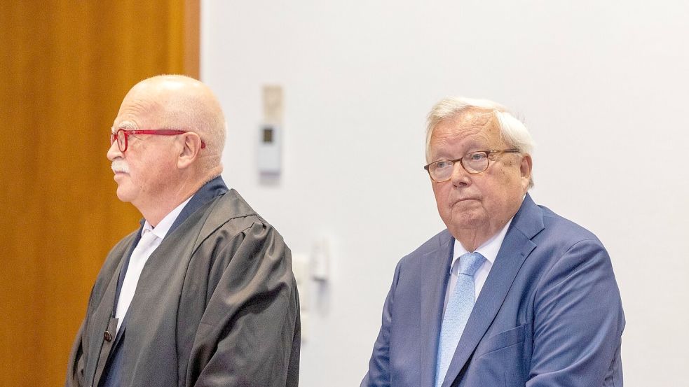 Der angeklagte Bankier Christian Olearius (r) neben seinem Anwalt im Gerichtssaal im Bonner Landgericht. Foto: Thomas Banneyer/dpa