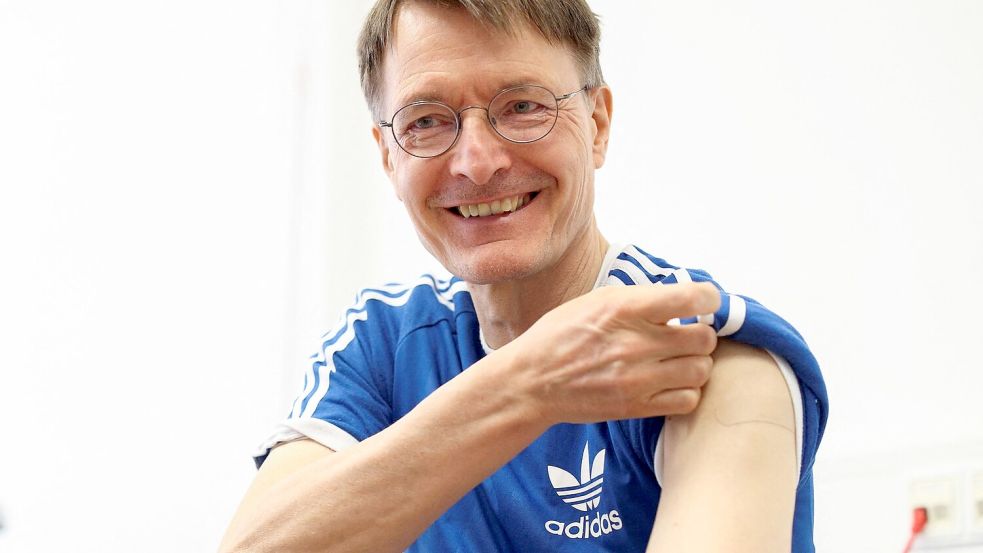 Gesundheitsminister Karl Lauterbach eröffnet den Start der Corona-Impf-Saison. Foto: Lisi Niesner/Reuters/Pool/dpa
