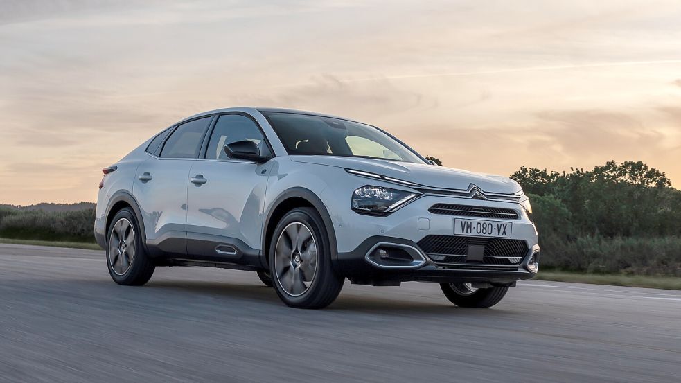 Der französische Autohersteller Citroen hat die Preise für seine Modelle (hier der e-C4 X) gesenkt. Foto: dpa/Continental Productions/Citroen/Quentin Decorps