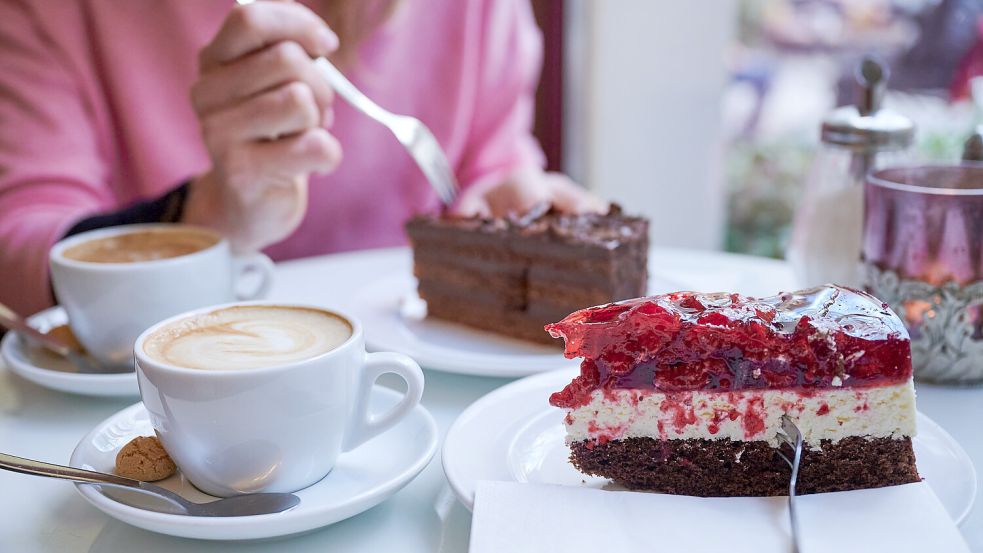 Kaffee und Kuchen in Cafés könnten teurer werden, wenn Konditoren wieder eine höhere Mehrwertsteuer zahlen müssen. Foto: DPA