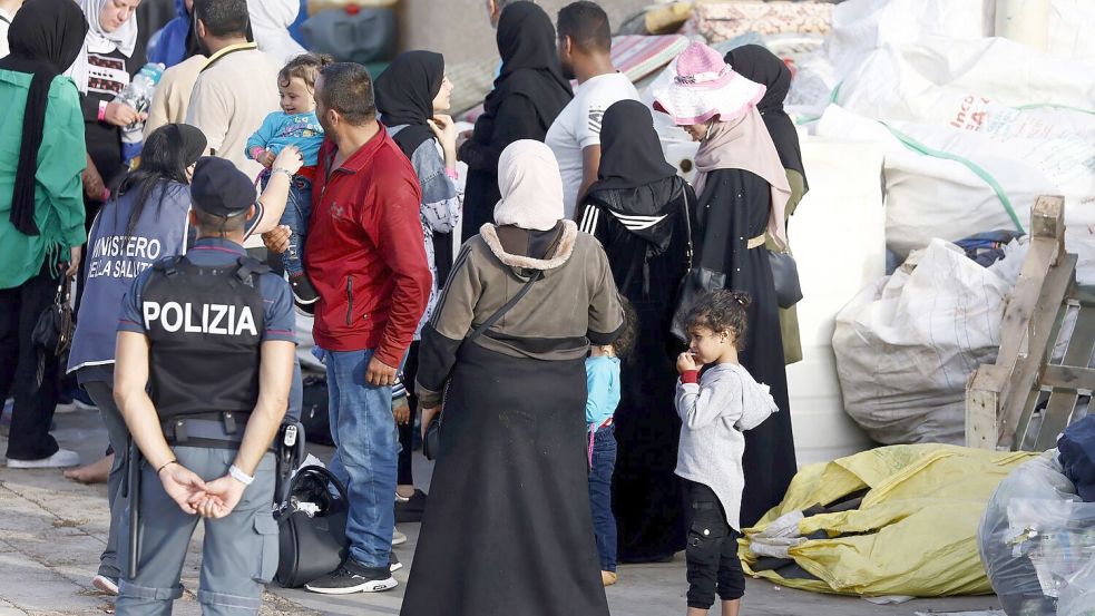 Am Hafen auf der Insel Lampedusa wird ankommenden Migranten geholfen. Foto: Cecilia Fabiano/LaPresse/AP/dpa