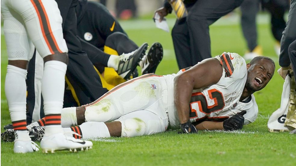 Nick Chubb liegt verletzt am Boden. Foto: Matt Freed/AP/dpa