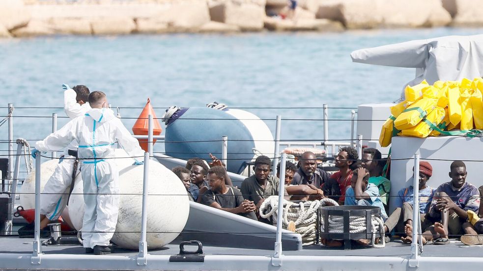 Gerettete Migranten im Hafen der italienischen Insel Lampedusa. Die Ankunft Tausender Bootsmigranten in kurzer Zeit hat die Insel an ihre Grenzen gebracht. Foto: Cecilia Fabiano/LaPresse/AP/dpa