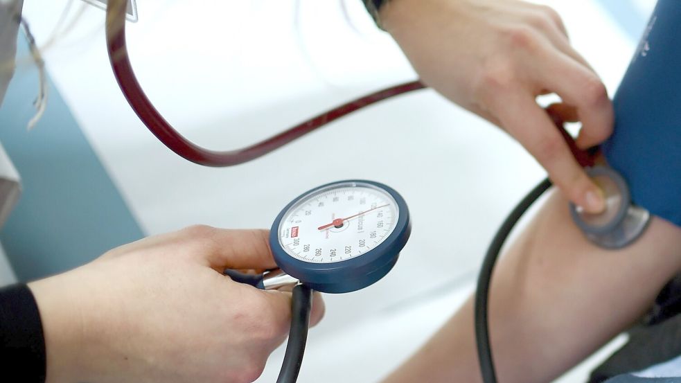 Die Zahl der Menschen mit hohem Blutdruck hat sich laut WHO zwischen 1990 und 2019 verdoppelt - auf rund 1,3 Milliarden Menschen. Foto: Britta Pedersen/dpa-Zentralbild/dpa