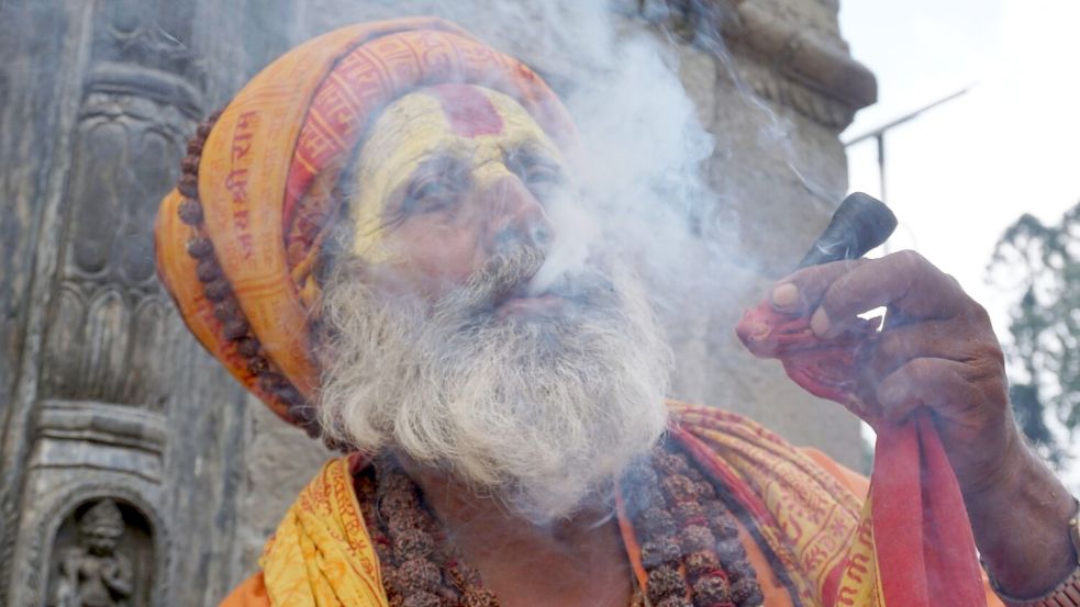 Ein Sadhu (ein heiliger Mann) raucht Marihuana auf dem Gelände eines Tempels in Kathmandu. Foto: Anne-Sophie Galli/dpa
