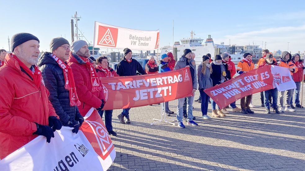 Bereits zu Beginn der Tarifverhandlungen im Januar demonstrierten Mitarbeiter und Gewerkschafter in Norddeich.Foto: Rebecca Kresse