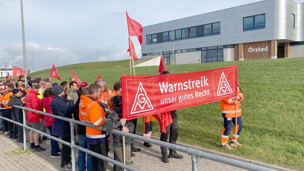 Mitarbeiter und Gewerkschafter zogen am Dienstagvormittag vor die Ørsted-Betriebszentrale in Norddeich. Foto: Aiko Recke