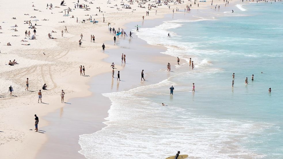 Menschen suchen Abkühlung am Bondi Beach in Sydney. Foto: Rick Rycroft/AP