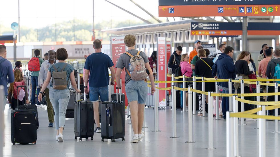 Passagiere müssen sich bei bestimmten Airlines vor dem Abflug auf die Waage stellen. Foto: dpa/Henning Kaiser