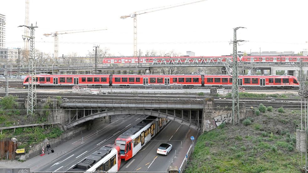 Das bundesweit einheitliche Deutschlandticket könnte 2024 teurer werden. Foto: Roberto Pfeil/dpa