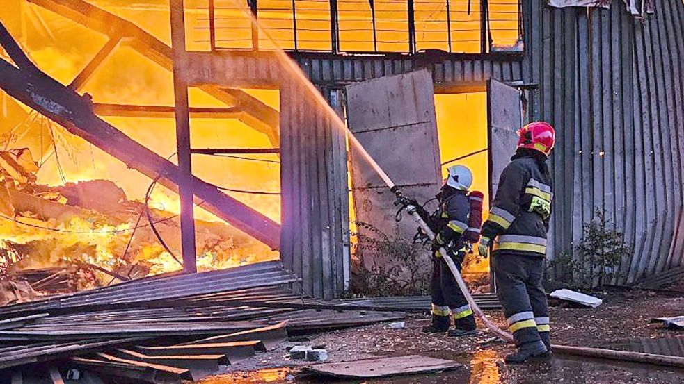 Rettungskräfte bei Löscharbeiten nach einem russischen Luftangriff auf die westukrainische Stadt Lwiw. Foto: ---/Ukrainian Emergency Service/AP/dpa