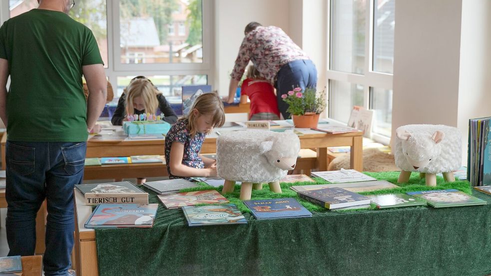Während der Auricher Kinder- und Jugendbuchmesse könnten kleine Leseratten in vielen Büchern schmökern. Fotos: Helmut Vortanz