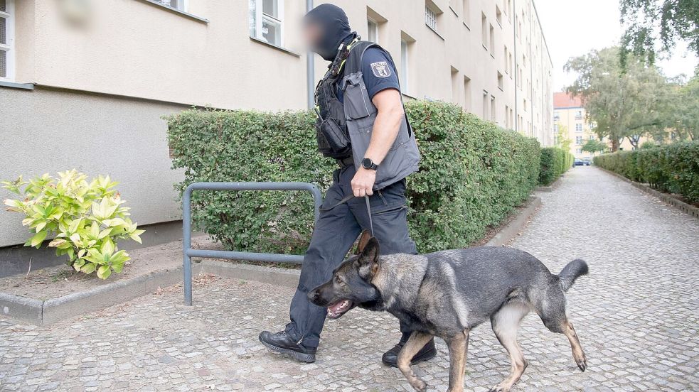 Einsatzkräfte der Polizei führen eine Razzia gegen eine Neonazi-Gruppe in Berlin-Alt-Hohenschönhausen durch. Foto: Paul Zinken/dpa