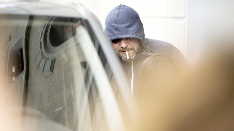 Juri Garawski aus Belarus steht während einer Pause vor dem Gericht in St. Gallen. Foto: Gian Ehrenzeller/KEYSTONE/dpa