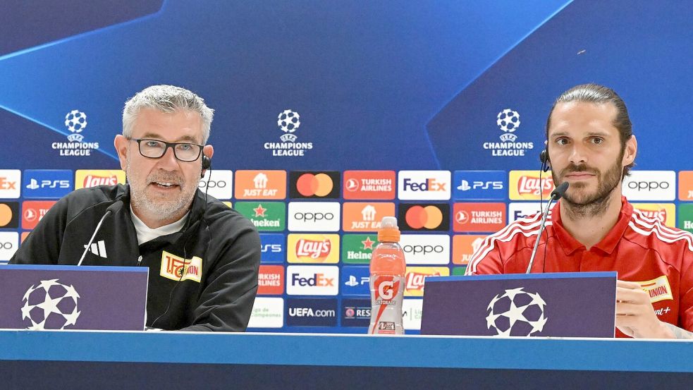 Union-Trainer Urs Fischer (l) und Kapitän Christopher Trimmel bei der Pressekonferenz in Madrid. Foto: Matthias Koch/dpa