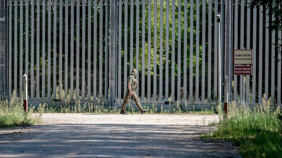 An der EU-Außengrenze zum Nachbarland Belarus hat Polen einen 5,5 Meter hohen Metallzaun mit Bewegungsmeldern und Nachtsichtkameras errichtet. Eine Affäre um mutmaßliche Korruption bei der Visavergabe bringt die PiS in Bedrängnis. Foto: Fabian Sommer/dpa