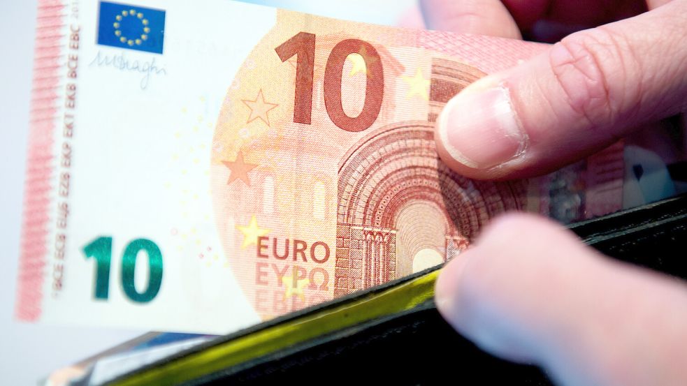 Um einen Ladendiebstahl zu verdecken, kaufte der Angeklagte Zigaretten mit einer falschen Zehn-Euro-Banknote. Foto: DPA