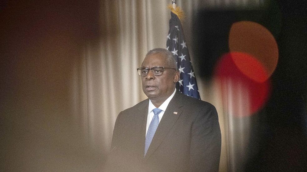 US-Verteidigungsminister Lloyd Austin gibt beim fünften Treffen der Ukraine-Kontaktgruppe auf dem US-Stützpunkt Ramstein ein Schluss-Statement ab. Foto: Boris Roessler/dpa