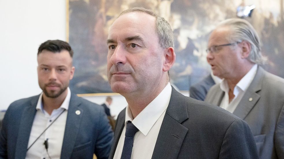 Hubert Aiwanger verlässt den bayerischen Landtag nach einer Sondersitzung zu den Vorwürfen gegen ihn im Zusammenhang mit einem Flugblatt mit antisemitischem Inhalt. Foto: Sven Hoppe/dpa-Pool/dpa
