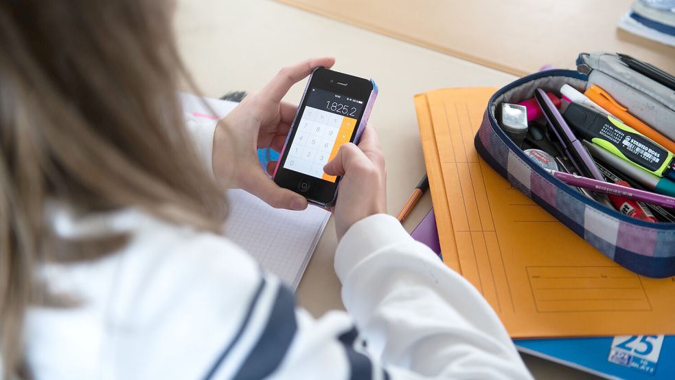 Ziel von Bildungsministerin Karin Prien ist es, dass Smartphones und Smartwatches während des Unterrichts nicht benutzt werden dürfen. Foto: Daniel Reinhardt