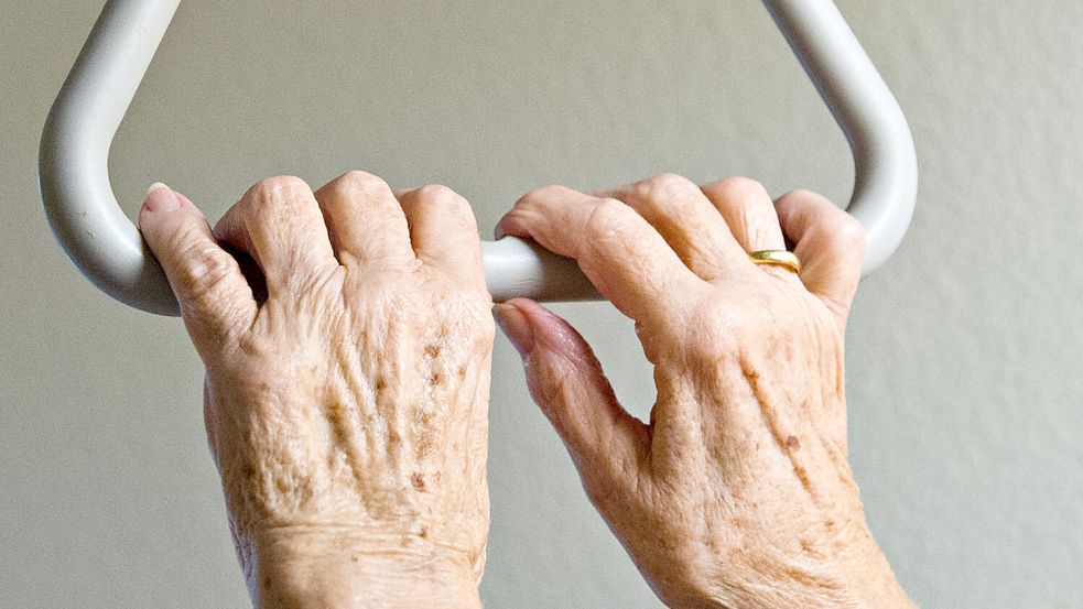 Hat er die Demenzerkrankung seiner ehemaligen Patientin bewusst ausgenutzt? In Hamburg muss sich ein Altenpfleger wegen Vergewaltigung vor dem Amtsgericht verantworten. Foto: dpa