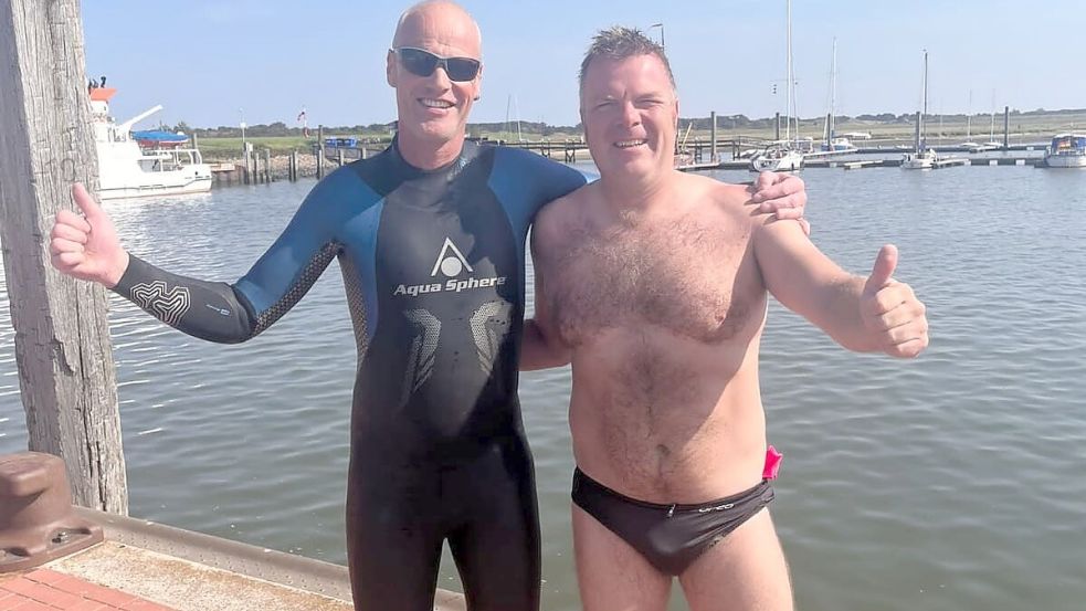 Winfried Ulferts (links) und sein Mitstreiter Mathias Wübker schwimmen gemeinsam längere Strecken in der Nordsee.