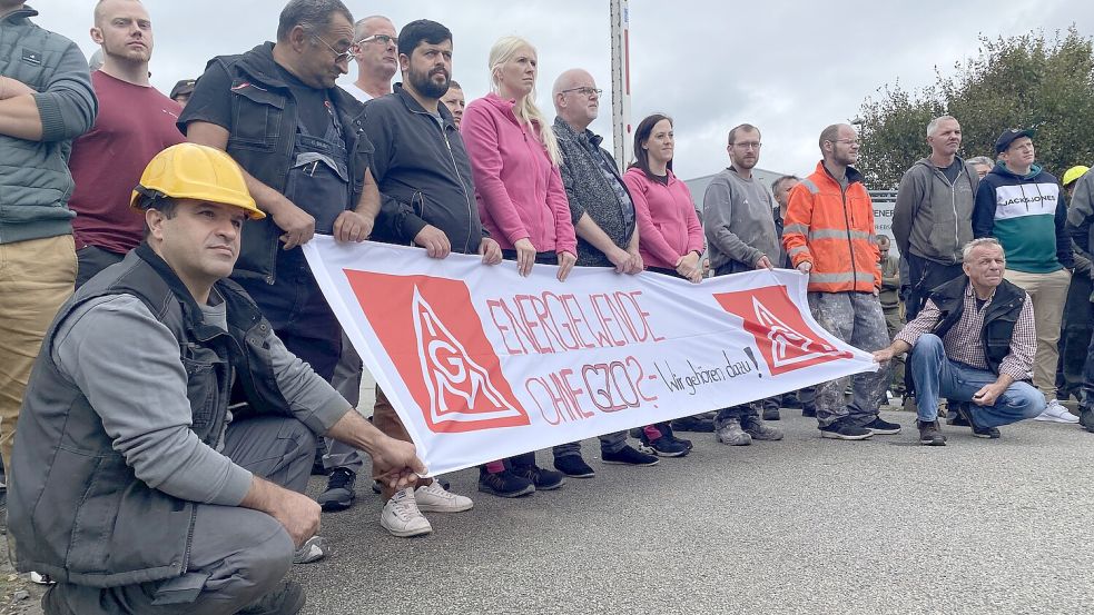 Vor dem Werkstor in Georgsheil machte die Belegschaft ihre Forderungen deutlich. Foto: Holger Janssen