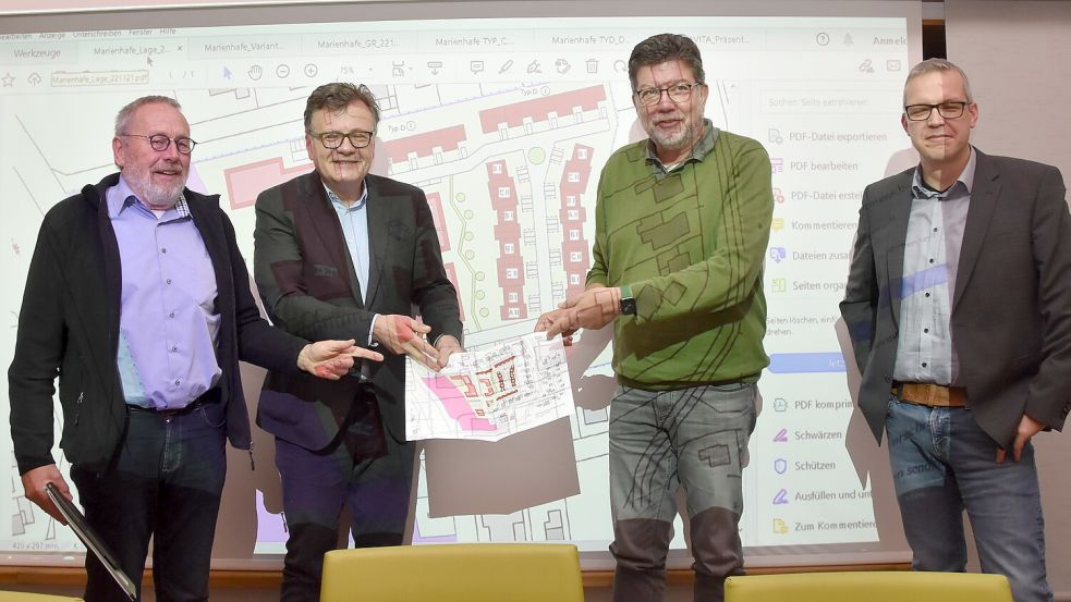 Im November 2022 stellten Marienhafes Bürgermeister Johann Tjaden (von links), Inovavita-Geschäftsführer Dirk Hillesheim und die Brookmerlander Verwaltungschefs Gerhard Ihmels und Jochen Behrends den Plan für das Seniorendorf in Marienhafe vor. Foto: Thomas Dirks