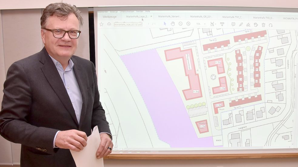 Dirk Hillesheim, Geschäftsführer der Inovavita, bei der Projektvorstellung im November 2022 vor einem Lageplan des Seniorenwohnparks in Marienhafe. Foto: Thomas Dirks