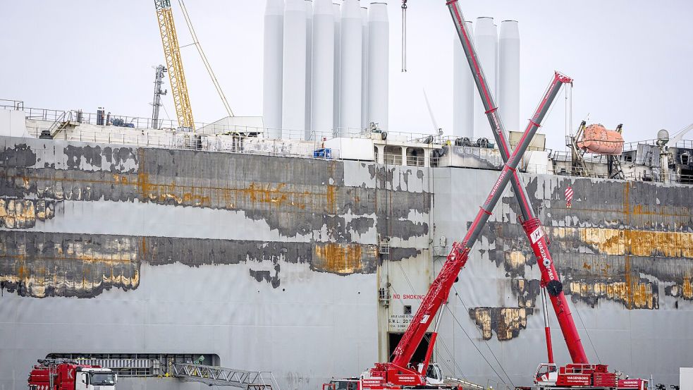 Am Wochenende rollen die ersten Autos in Eemshaven von Bord der „Fremantle Highway“. Auf dem Schiff waren sie bereits gewaschen worden. Foto: imago images/ANP