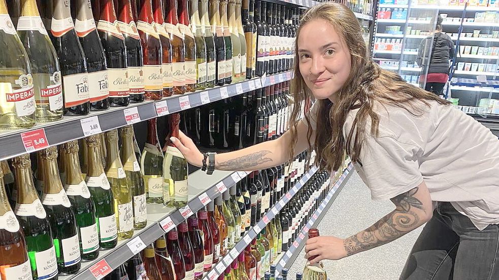 Nadine Schulze räumt das Sortiment ein. Foto: privat