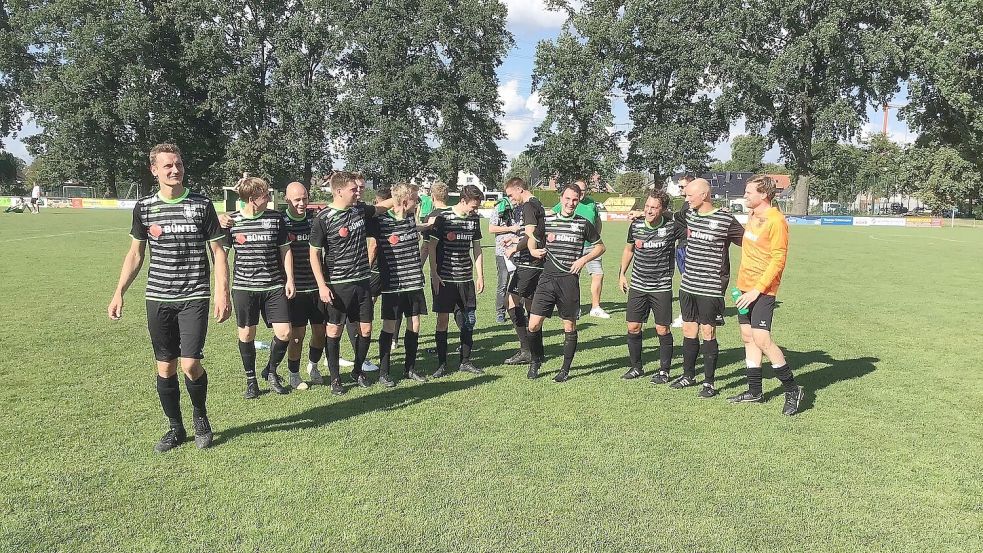Die Erste Herren des TuS Borgloh nach dem Sieg gegen Voxtrup. Foto: Wilfried Hinrichs