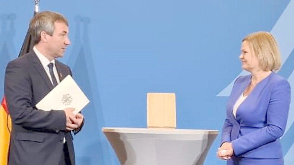 Aus den Händen seiner „Chefin“, Bundesinnenministerin Nancy Faeser, erhielt Johann Saathoff am 8. Dezember 2021 die Ernennungsurkunde zum Parlamentarischen Staatssekretär.Foto: privat
