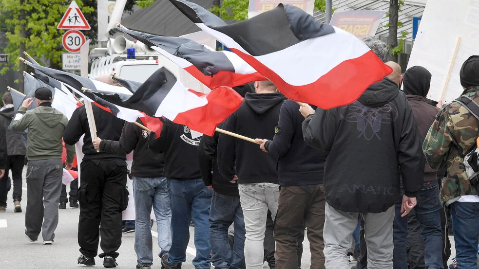 Teilnehmer einer Demonstration der rechtsextremen Partei „Die Rechte“ in Pforzheim (Aufnahme vom 2019). Foto: Uli Deck/picture alliance/dpa