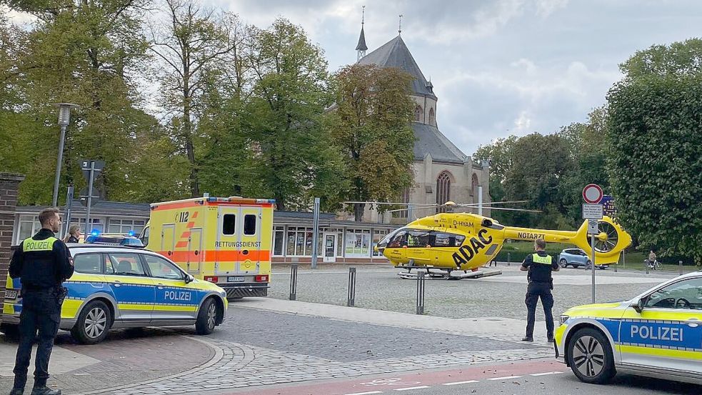 Ein Rettungshubschrauber musste am Mittwoch auf dem Norder Marktplatz landen. Das hatte für wilde Spekulationen im Internet gesorgt. Foto: privat