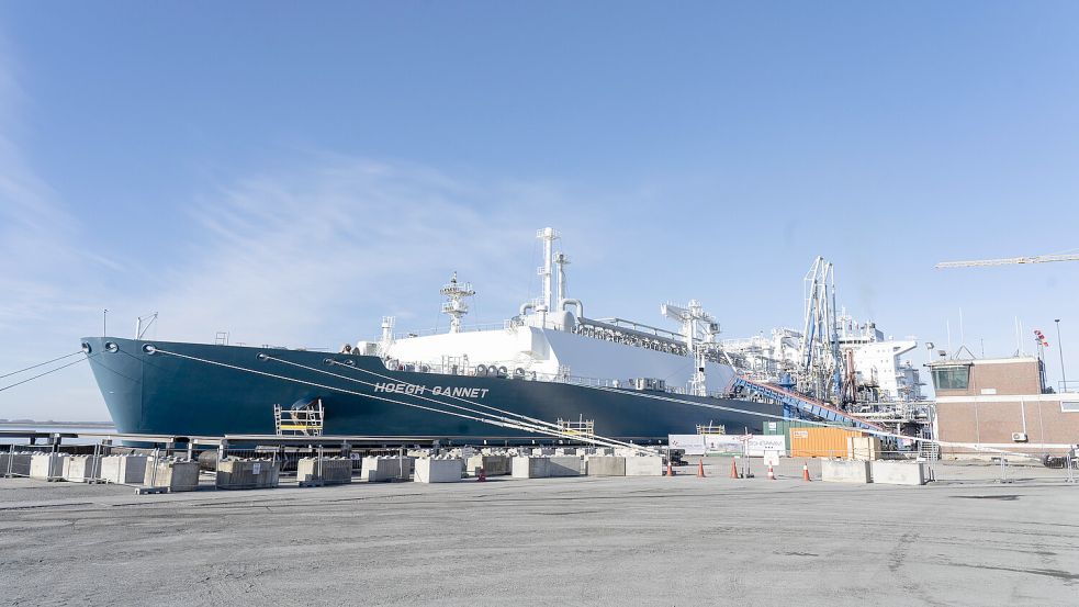 Nervt die Anwohner in Brunsbüttel: Das schwimmende LNG-Terminal „Hoegh Gannet“. Foto: imago images/Chris Emil Janssen