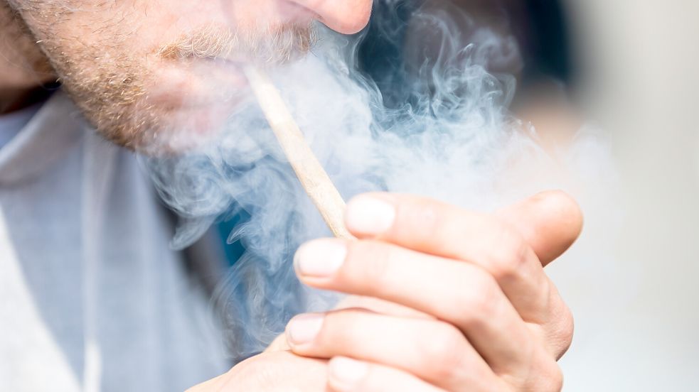 Ganz entspannt und legal einen Joint in der Öffentlicheit rauchen? Das soll ab 2024 in Deutschland möglich sein – aber nicht überall. Foto: dpa/Christoph Soeder