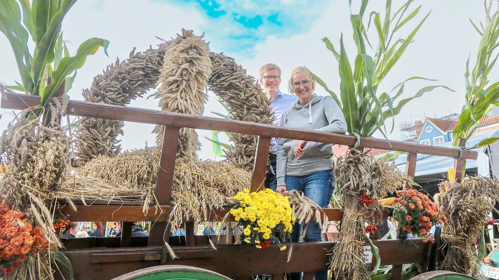 Heinz-Hermann Hertz-Kleptow und Anneke Börnsen vom LHV präsentieren den diesjährigen Erntewagen. Foto: Romuald Banik
