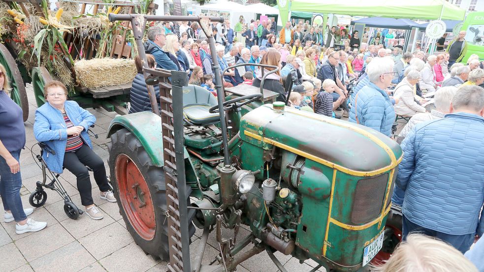 Ein alter Deutz „Knubbel“ zog in diesem Jahr anstelle der traditionellen Kaltblüter den Heuwagen. Foto: Romuald Banik