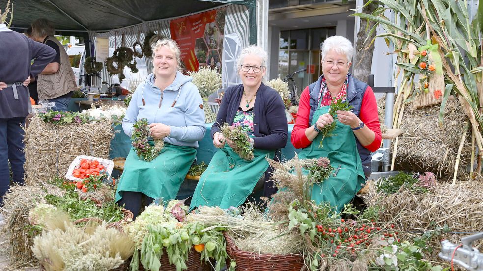 Die Landfrauen boten unter anderem selbst gemachte Kränze an. Foto: Romuald Banik