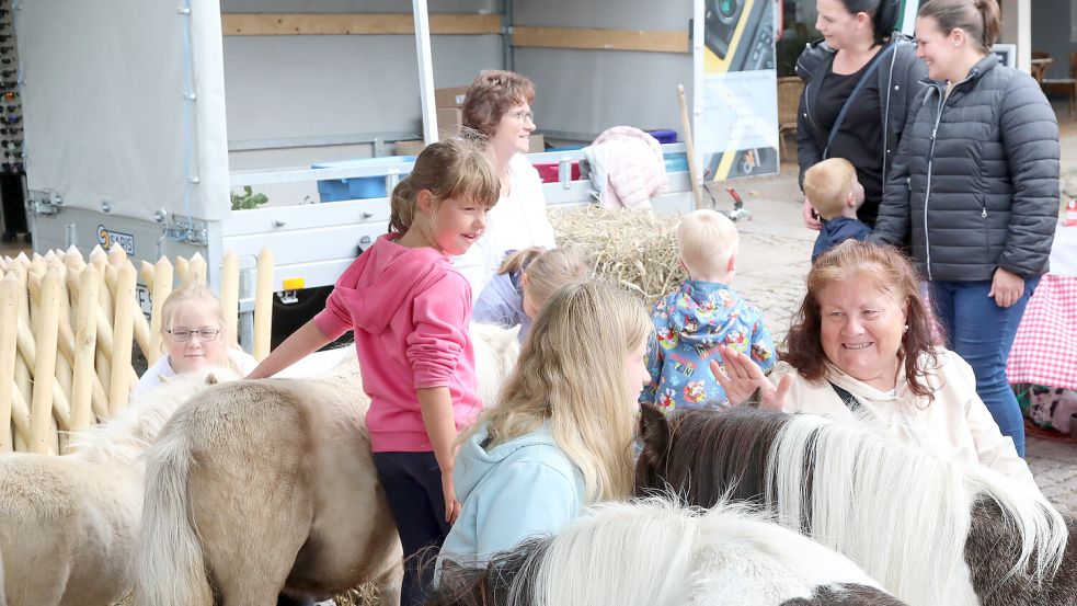 Besonders Kinder freuten sich darüber, Ponys streicheln zu dürfen. Foto: Romuald Banik