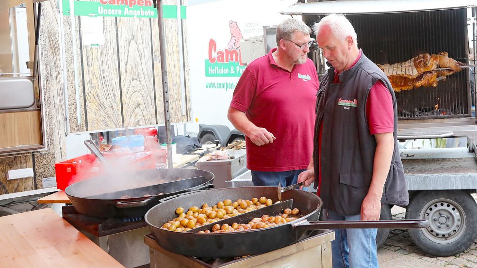 Zu den Leckereien auf dem Erntefest gehörten Spanferkel mit Bratkartoffeln. Foto: Romuald Banik