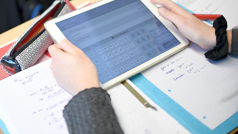 Niedersächsische Schulen haben den Fördertopf des Landes für iPads erst schleppend, dann schnell ausgeschöpft. Foto: Britta Pedersen/dpa-Zentralbild/dpa