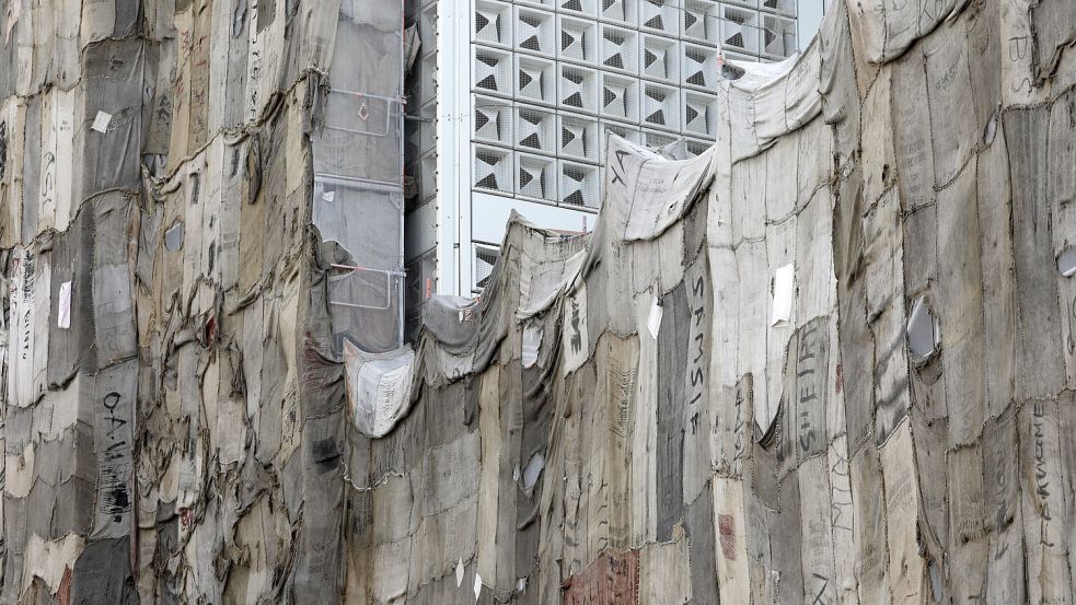 Sorgte für heftige Diskussionen in der Stadt und war jetzt noch einmal Thema einer Podiumsdiskussion: „Transfer(s)“, die Kaufhof-Verhüllung von Ibrahim Mahama. Foto: Michael Gründel