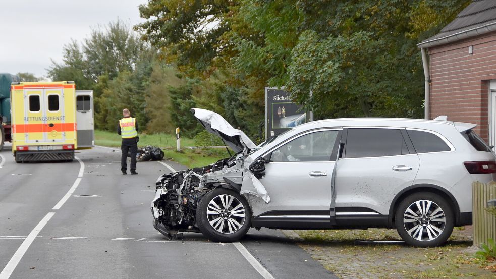 Der Renault krachte nach dem Zusammenstoß rückwärts in eine Hauswand. Foto: Thomas Dirks