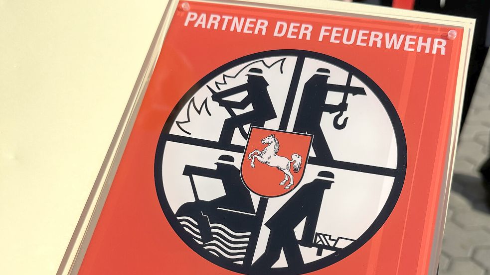 Die Plakette „Partner der Feuerwehr“ wird nur alle fünf Jahre an vier Unternehmen im Weser-Ems-Gebiet vergeben. Foto: Trauco