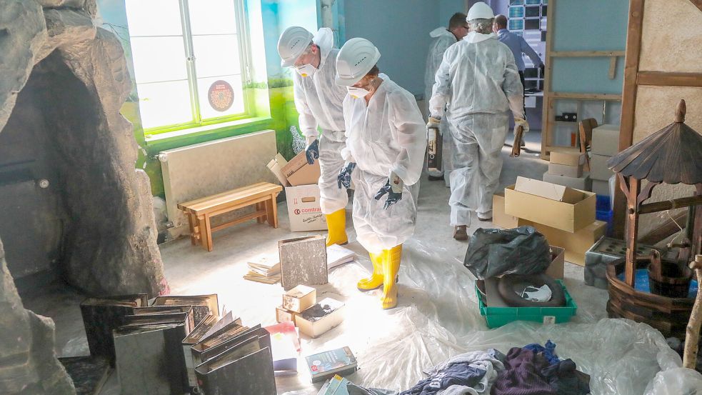 Mitarbeiter des Notfallverbundes üben im Schutzanzug die Bergung von beschädigten Museumsobjekten. Foto: Romuald Banik