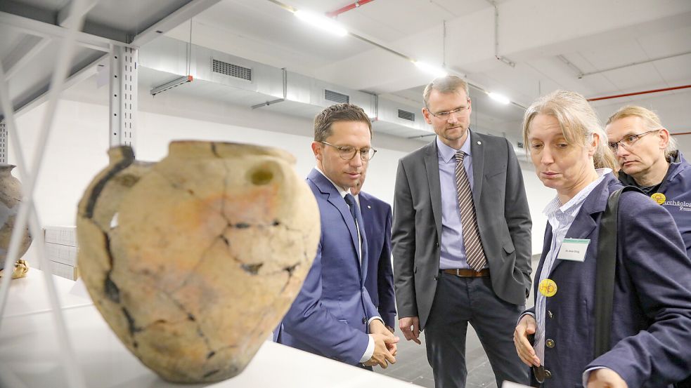 Dr. Sonja König und Dr. Jan F. Kegler (rechts) zeigen Landschaftsdirektor Dr. Matthias Stenger und Minister Falko Mohrs archäologische Fundstücke aus Ostriesland. Foto: Romuald Banik