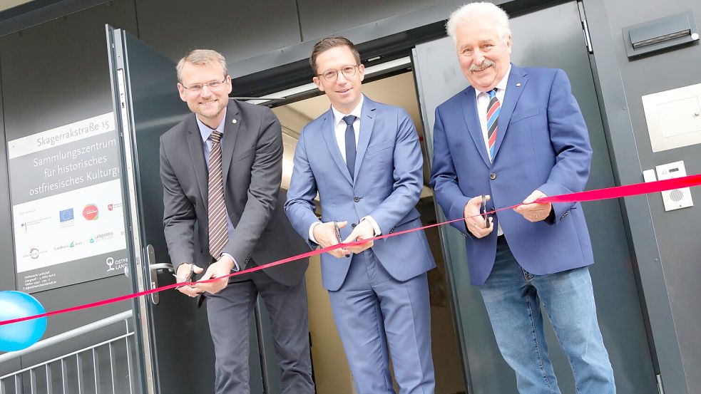 Landschaftsdirektor Dr. Matthias Stenger, Kulturminister Falko Mohrs und Landschaftspräsident Rico Mecklenburg eröffnen mit einem Scherenschnitt das neue Sammlungszentrum. Foto: Romuald Banik